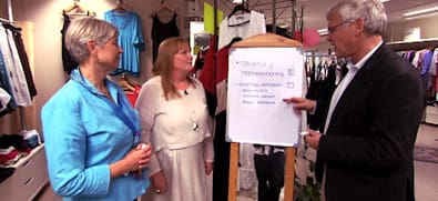 Här får Monica hjälp med sin butik