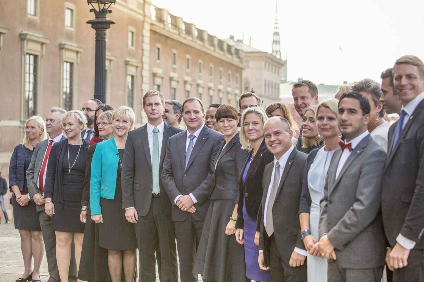 
				<![CDATA[Här är alla ministrarna samlade under nya regerings första dag.]]>		