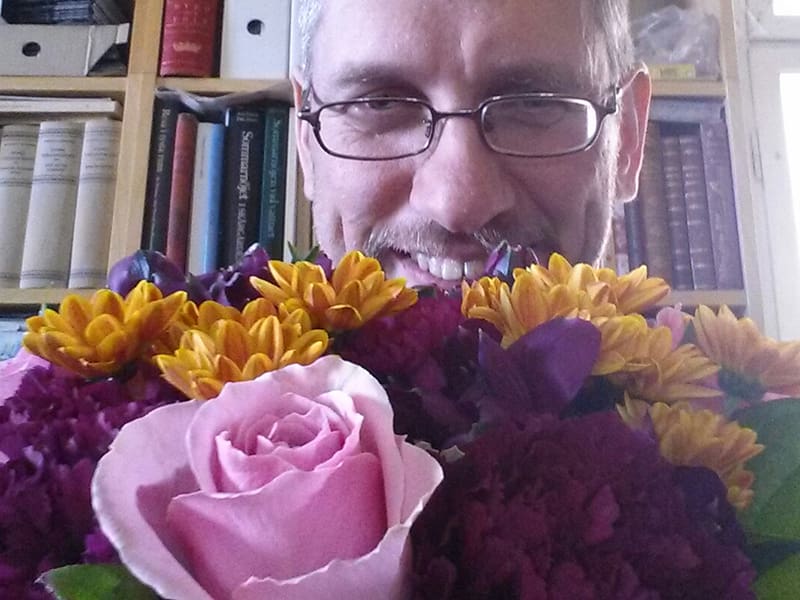 
				<![CDATA[Anders Nyman med blommorna han fick som tack då han hjälpte läsaren ]]>		