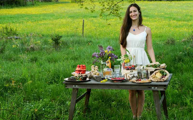 				<![CDATA[Selina Hami inspirerar till hållbar matkonsumtion genom att laga uppskattad vegansk och ekologisk mat. ”När jag startade företaget var jag köttätare, men nu känns det för enkelt att laga mat med animaliska produkter”, säger hon. Foto: Privat]]>		