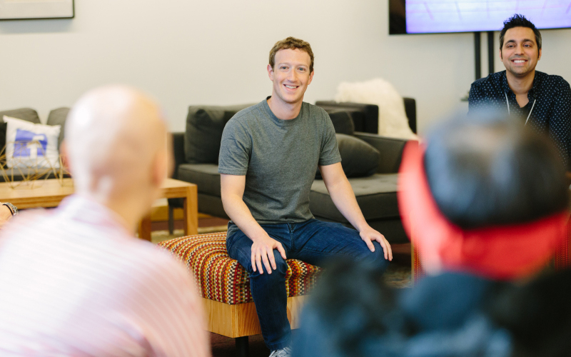 
				<![CDATA[Mark Zuckerberg lyssnar på gäster vid Facebook’s Friends Day. Pressbild: Jennifer Leahy
]]>		