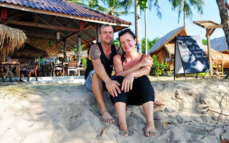 
				<![CDATA[Caroline och Jens Grönqvist från Karls­krona flyttade till Thailand för att slippa vardags­lunken. Nu har de byggt upp en populär restaurang och bungalow.
FOTO JOHAN ALMBLAD]]>		