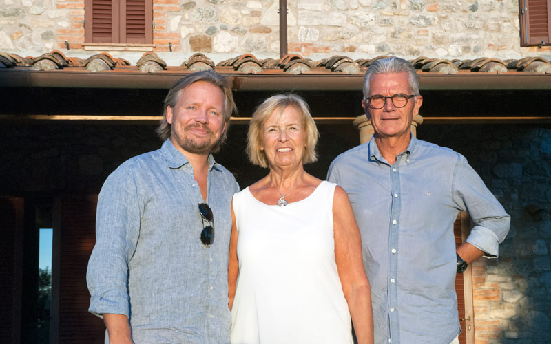 
				Pär, Ewa och Bengt Thomaeus förverkligade drömmen om en vingård i Toscana. Foto: Annik Rådlund		
