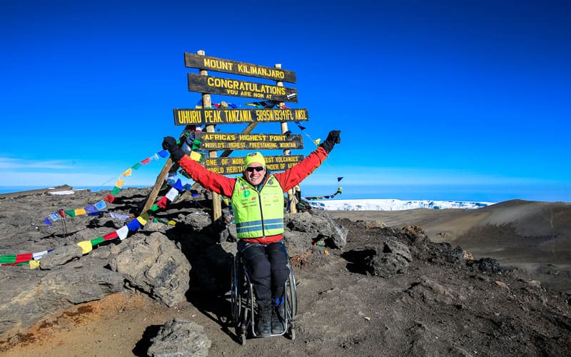 
				<![CDATA[Äventyraren Aron Andersson med rullstol till toppen av Kilimanjaro.]]>		