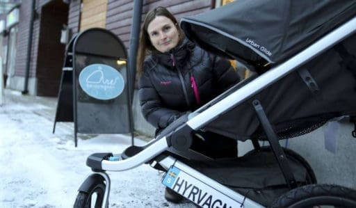 Hon hyr ut barnvagnar till turister